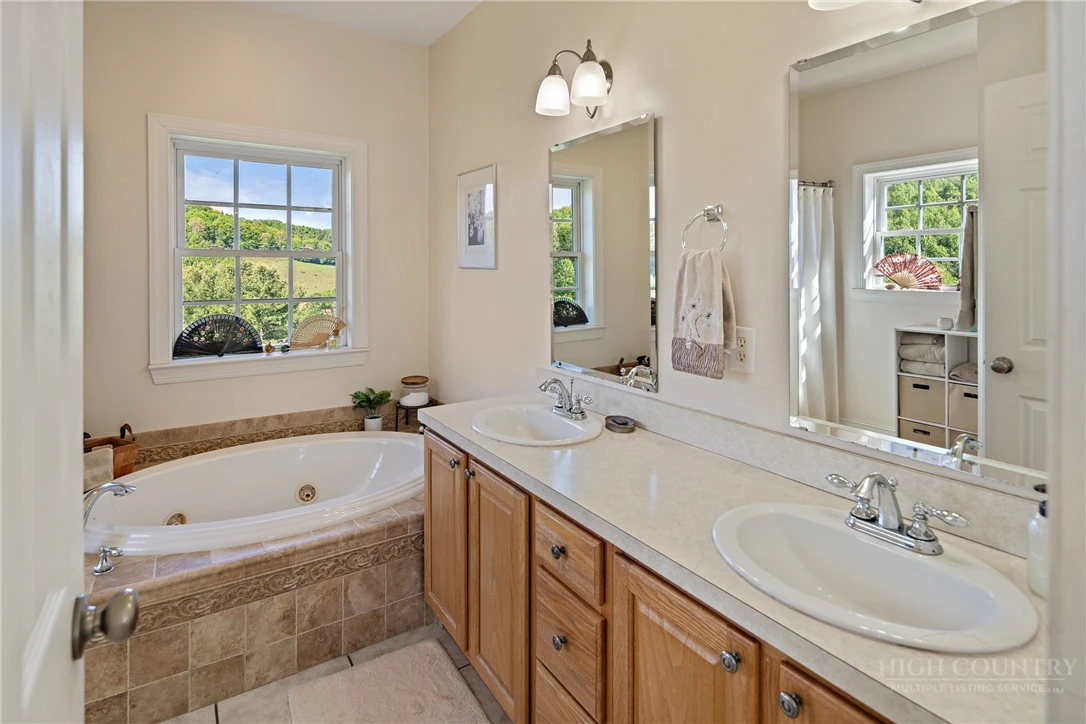 Image number 4 for the current listing