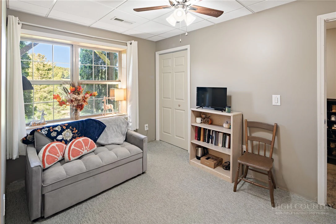 Image number 11 for the current listing