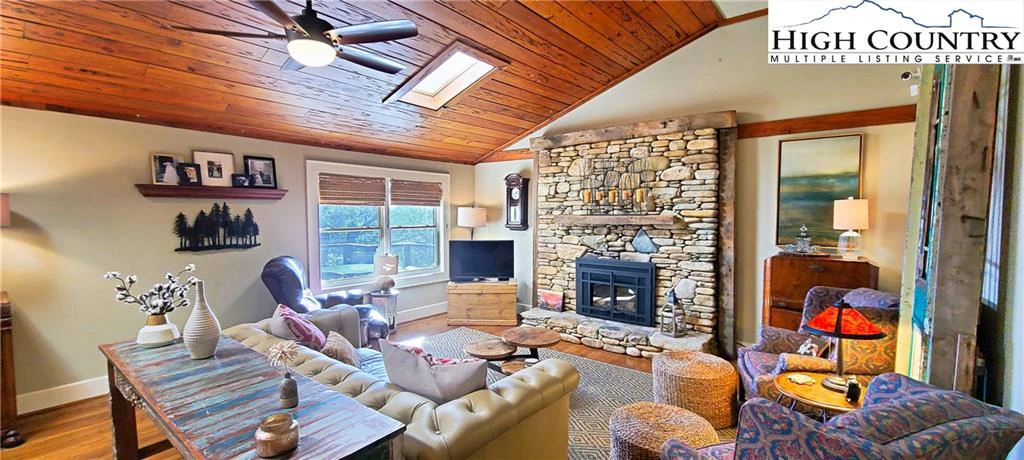 Image number 1 for the current listing