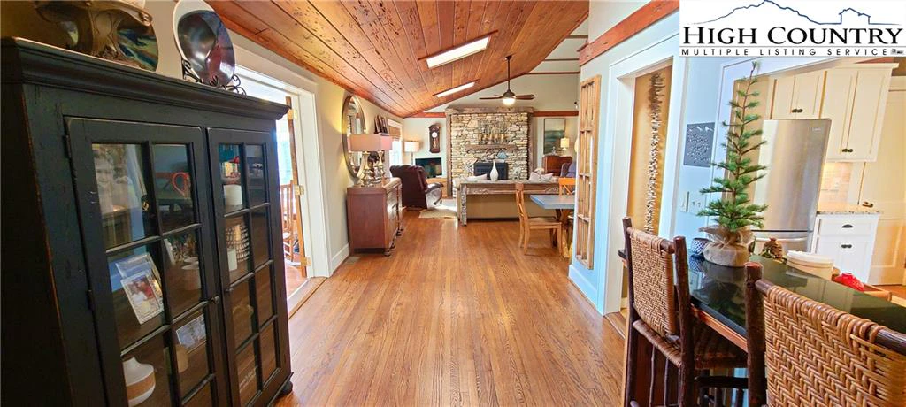 Image number 41 for the current listing