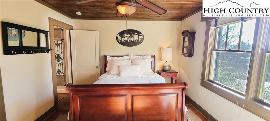 Image number 14 for the current listing