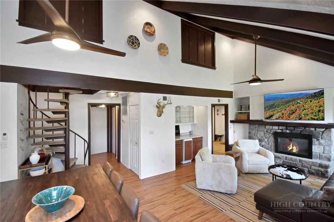 Image number 15 for the current listing