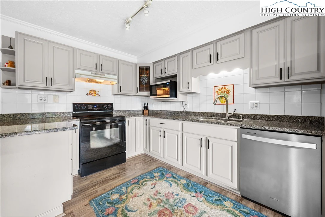 Image number 16 for the current listing