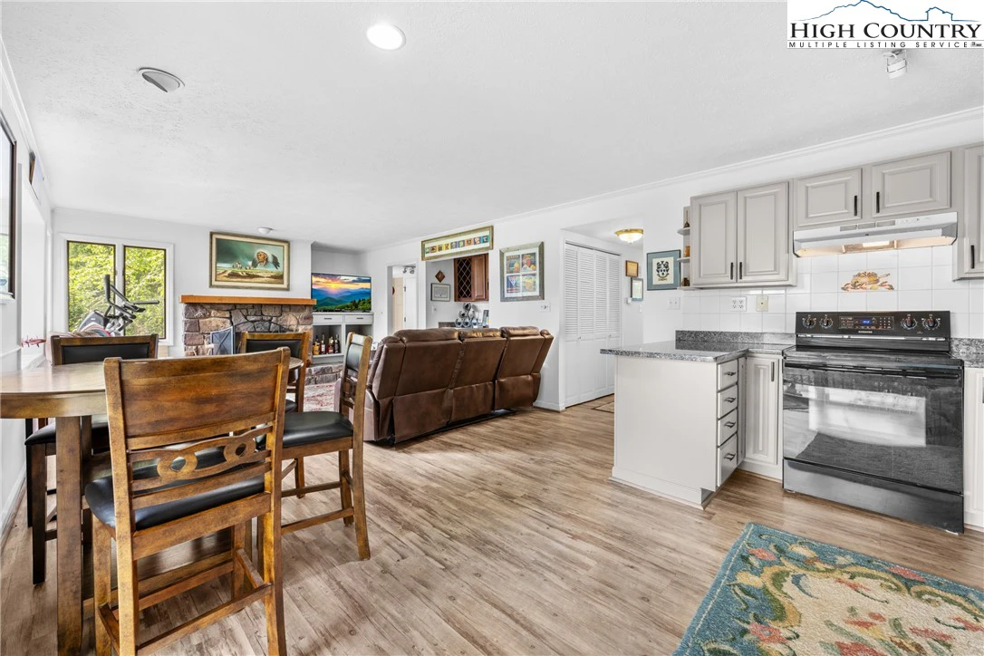 Image number 15 for the current listing