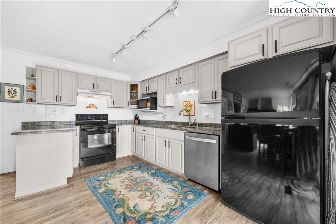 Image number 18 for the current listing