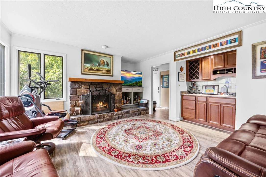 Image number 20 for the current listing