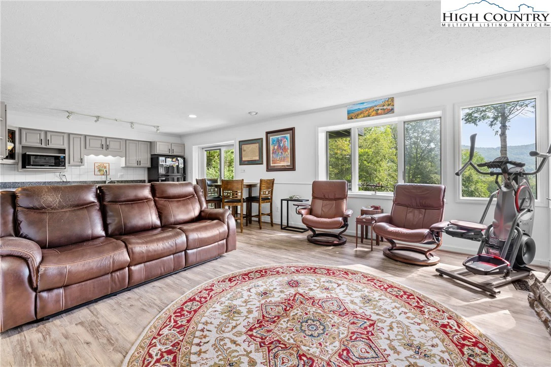 Image number 21 for the current listing