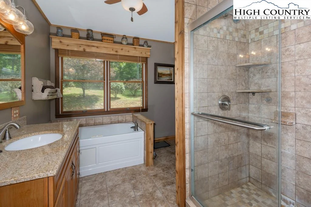 Image number 18 for the current listing