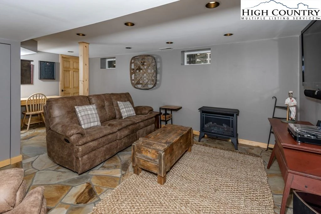 Image number 15 for the current listing
