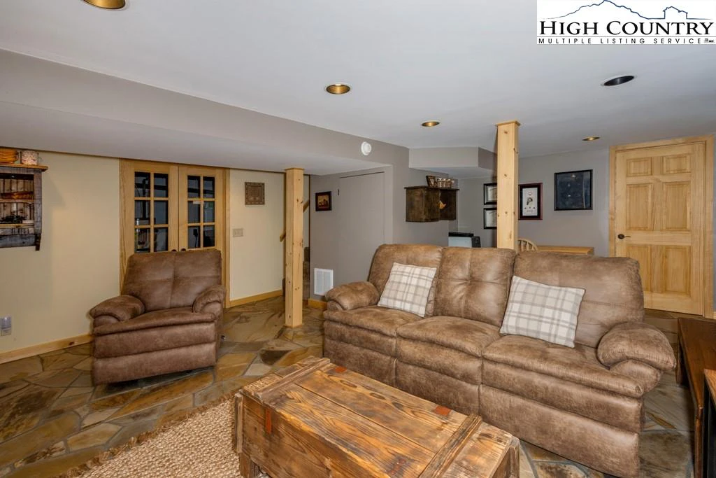 Image number 14 for the current listing