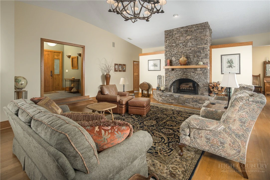 Image number 21 for the current listing
