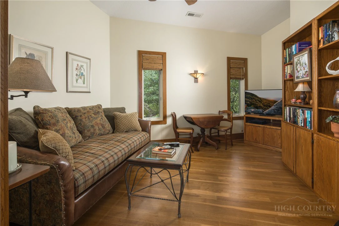 Image number 19 for the current listing
