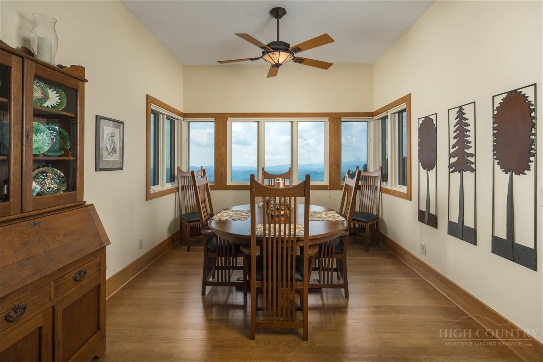 Image number 17 for the current listing