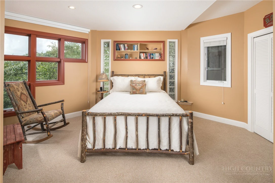 Image number 9 for the current listing