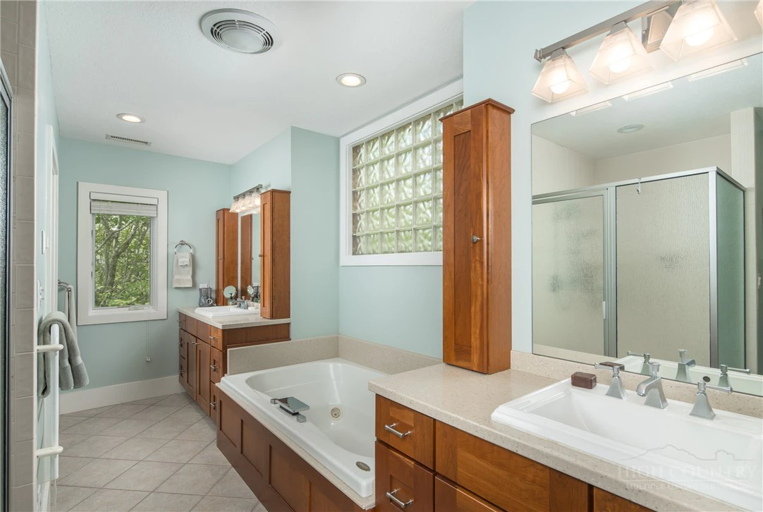 Image number 2 for the current listing