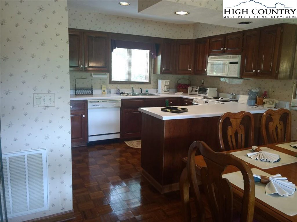 Image number 1 for the current listing