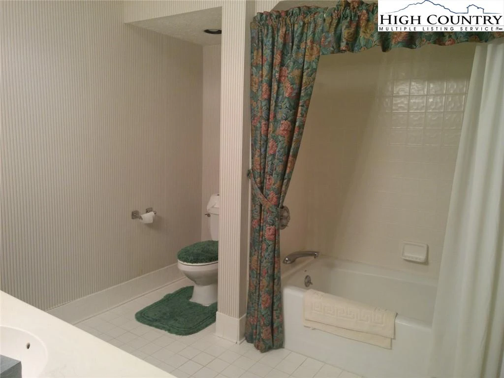 Image number 3 for the current listing