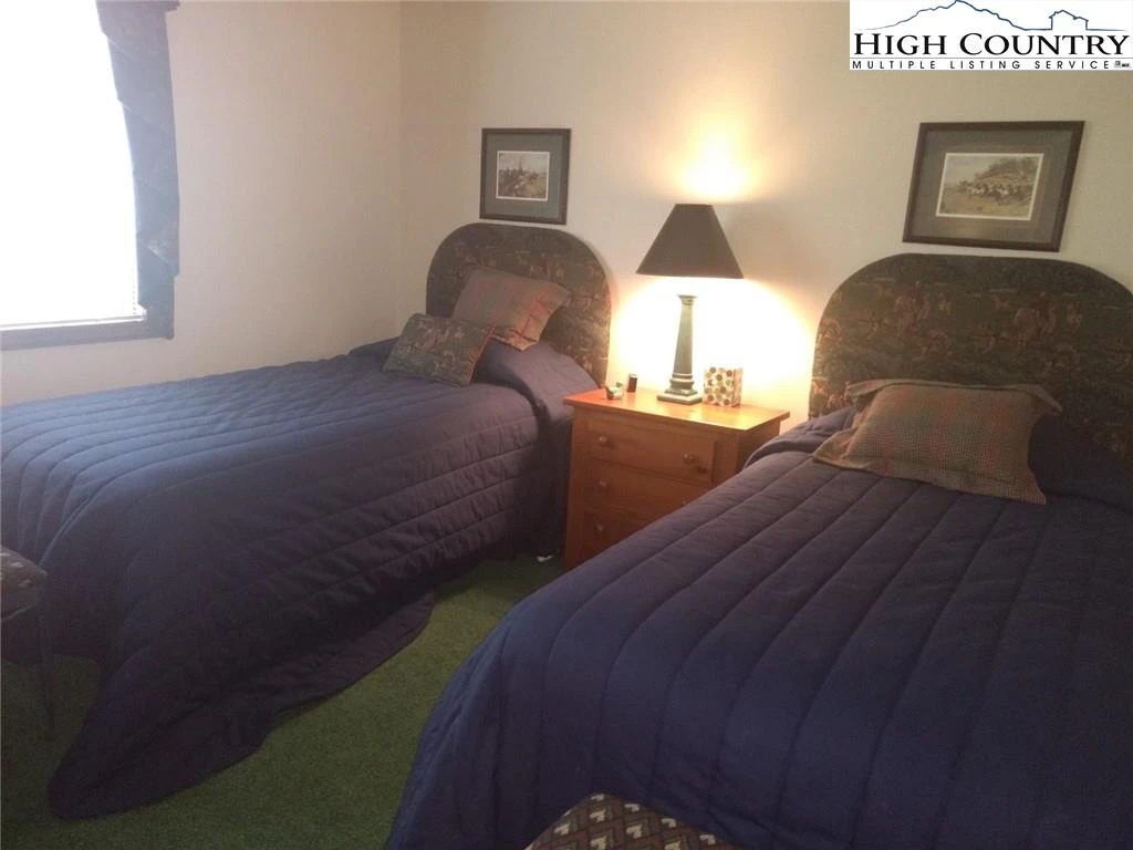 Image number 4 for the current listing