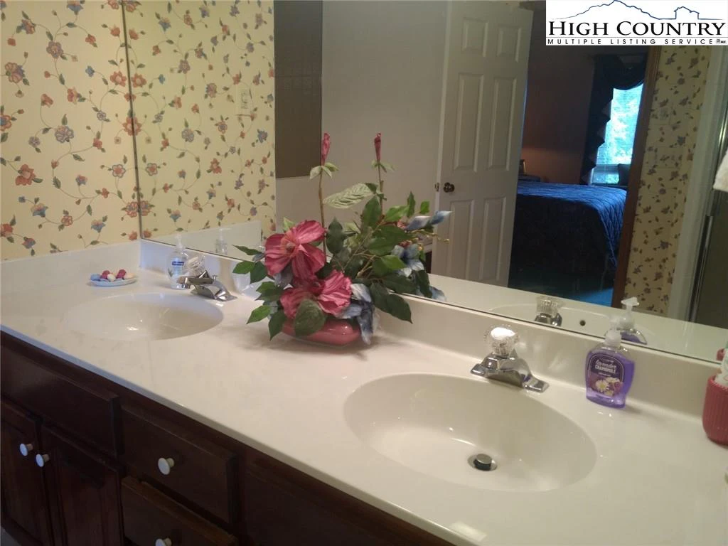 Image number 7 for the current listing