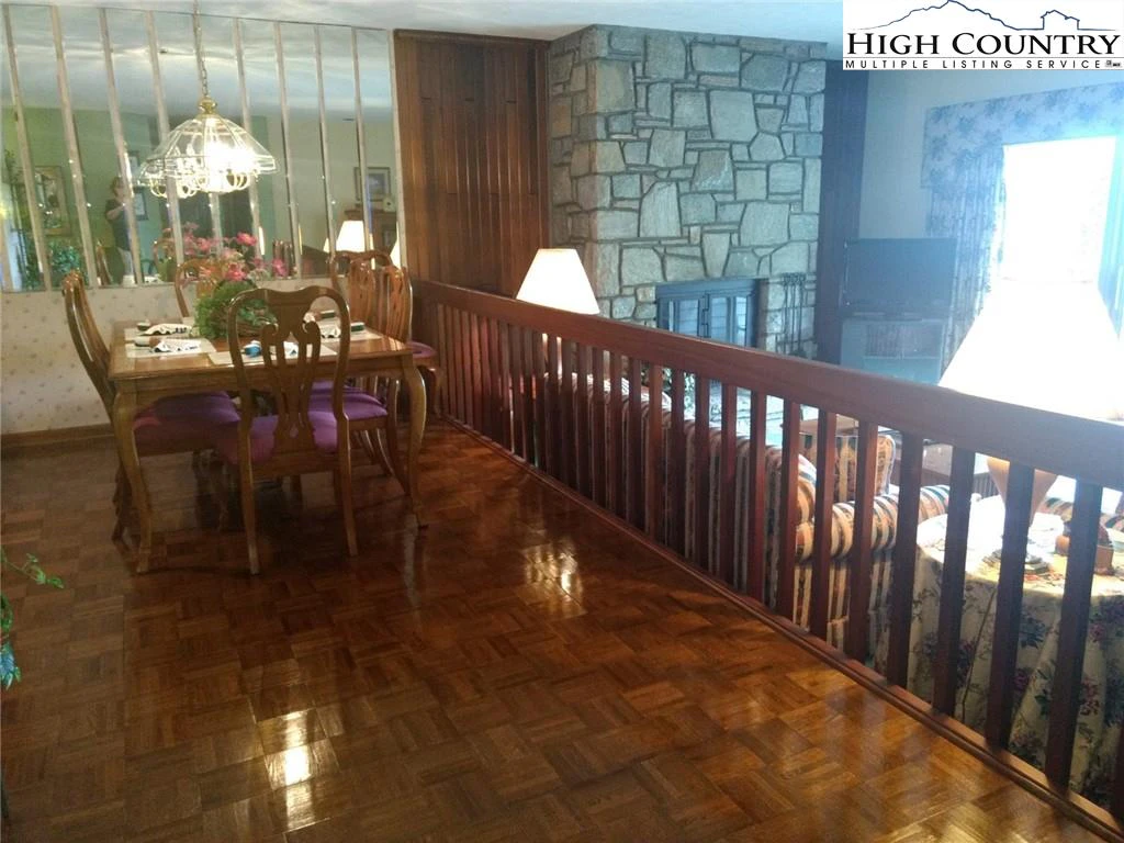Image number 9 for the current listing