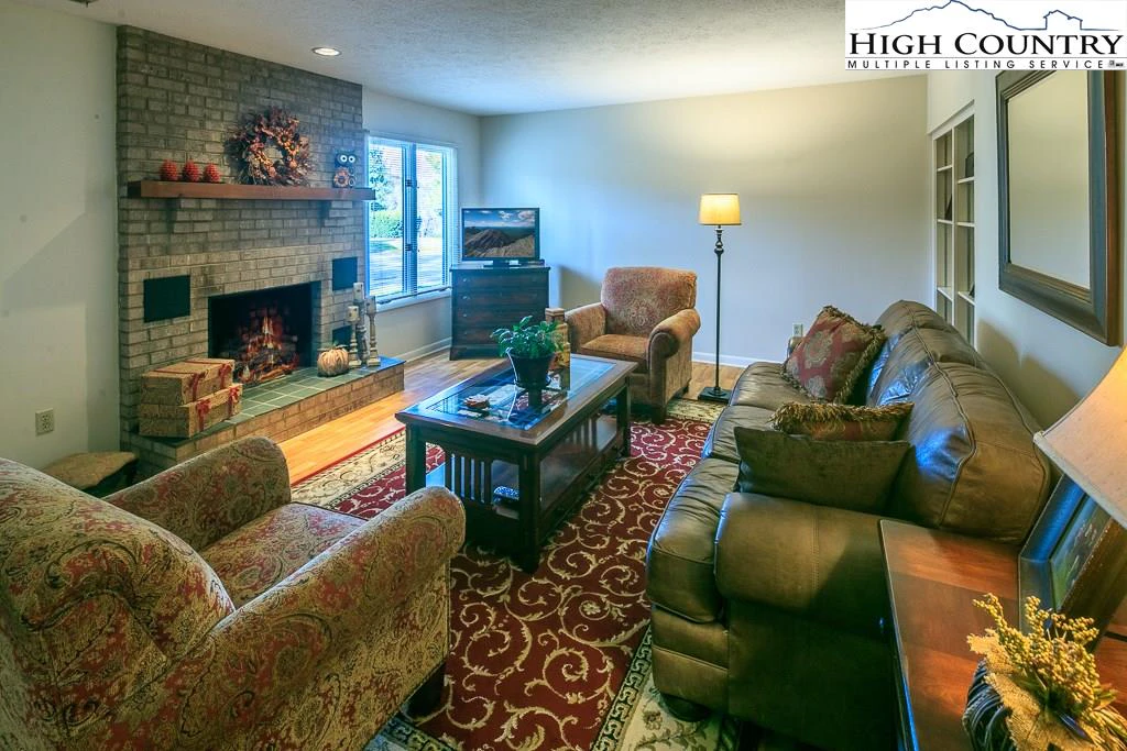 Image number 1 for the current listing
