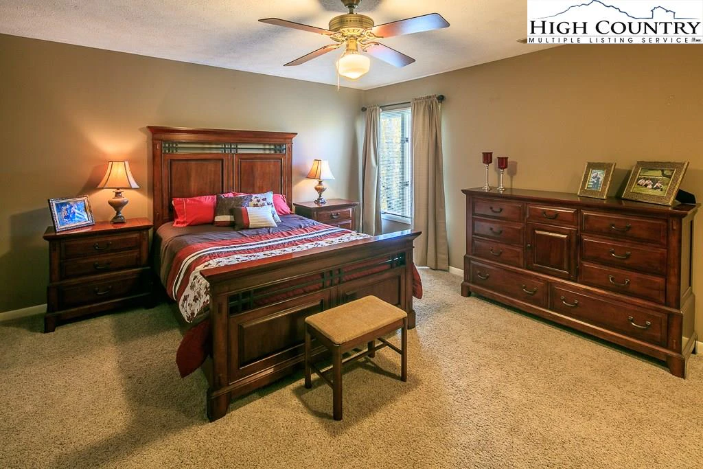 Image number 11 for the current listing