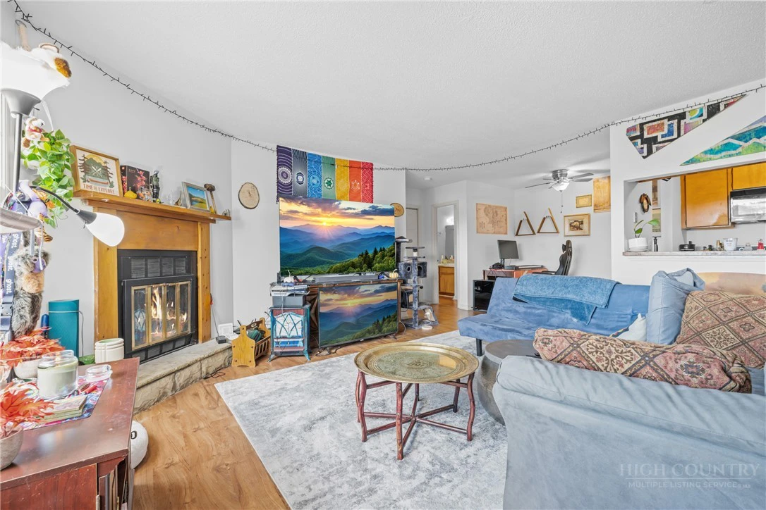 Image number 19 for the current listing