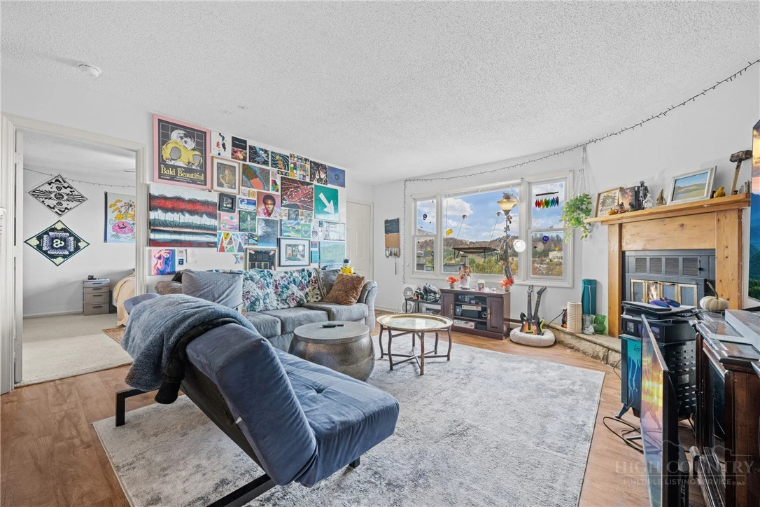 Image number 17 for the current listing