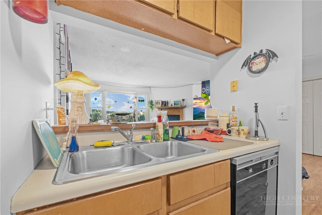 Image number 13 for the current listing