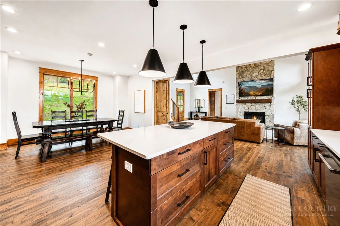 Image number 18 for the current listing