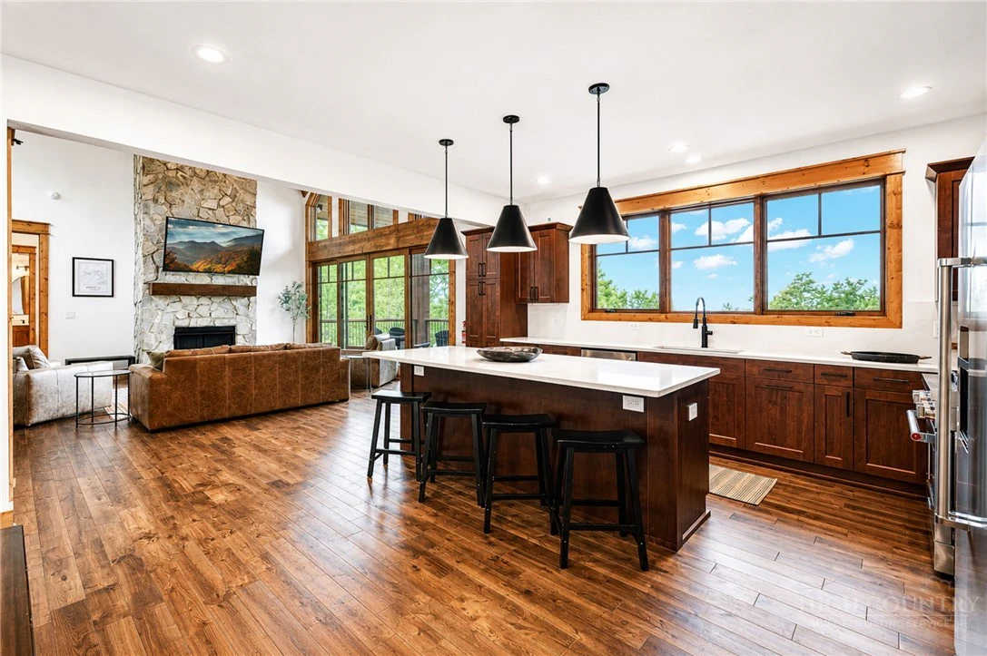 Image number 19 for the current listing
