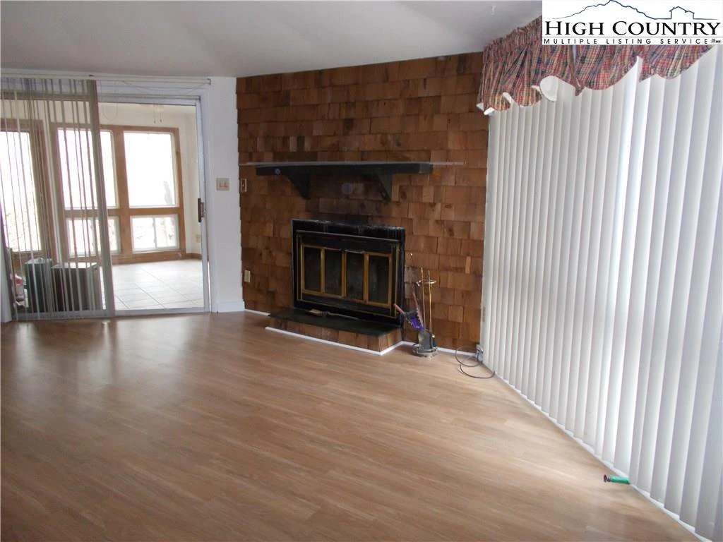 Image number 5 for the current listing