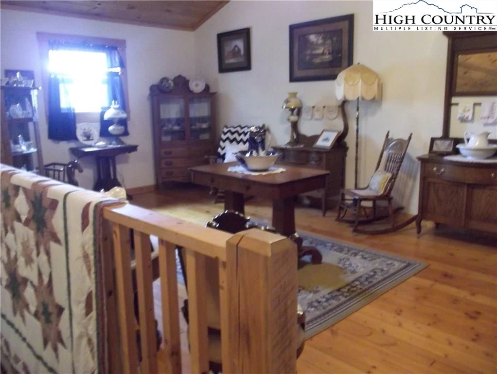 Image number 7 for the current listing