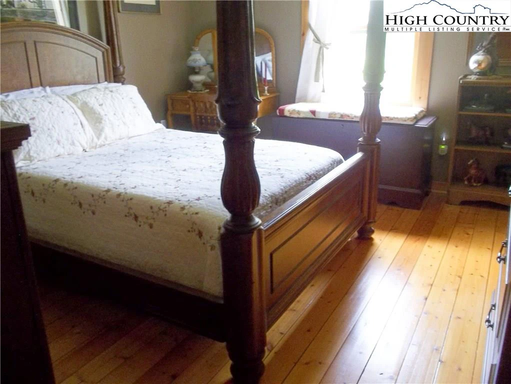 Image number 8 for the current listing