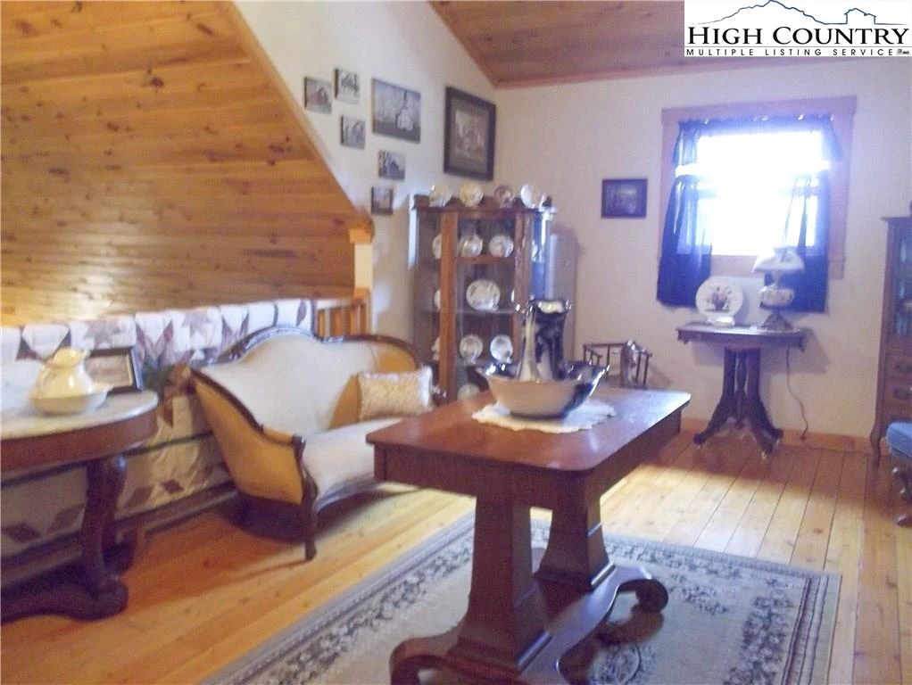 Image number 10 for the current listing
