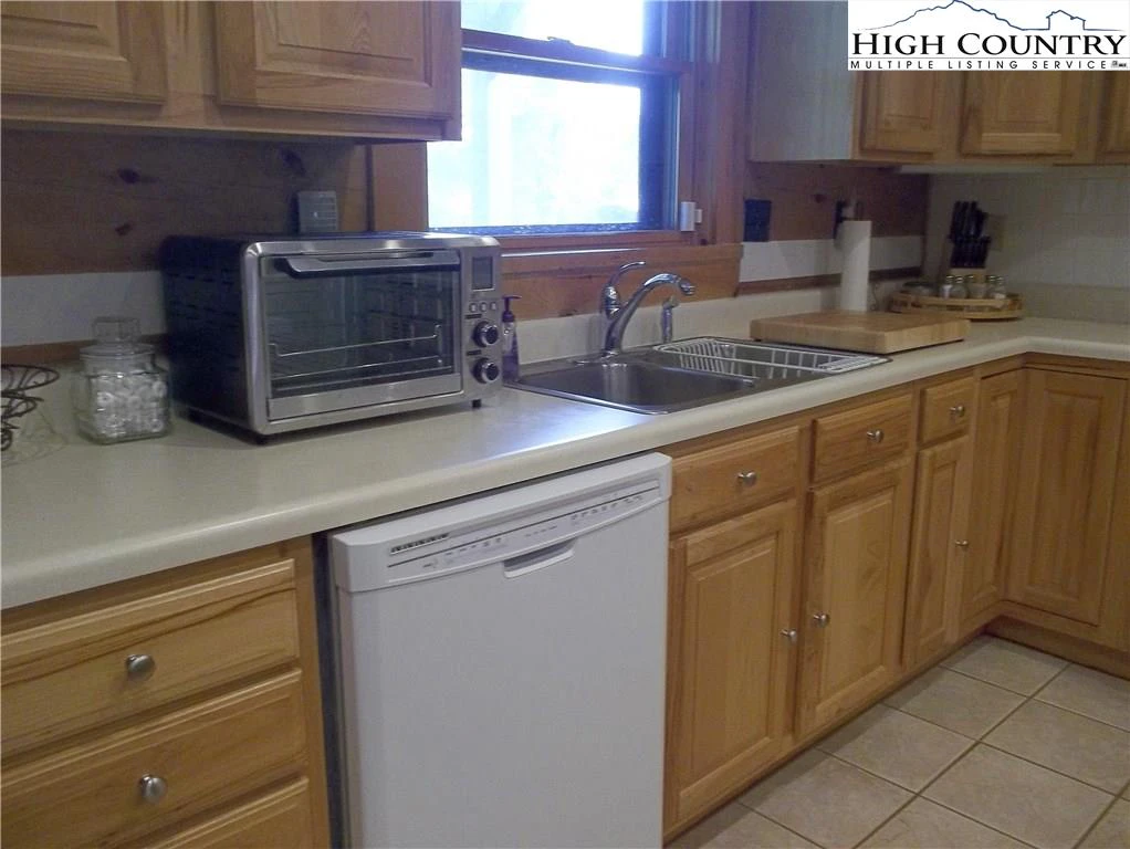 Image number 19 for the current listing