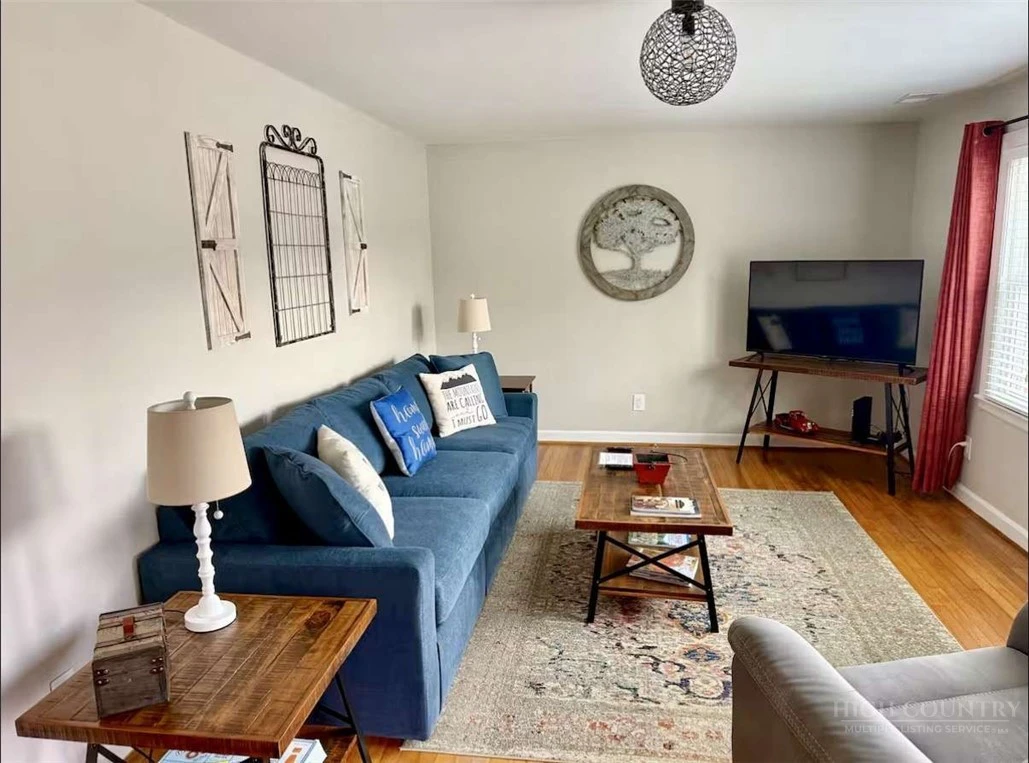 Image number 9 for the current listing
