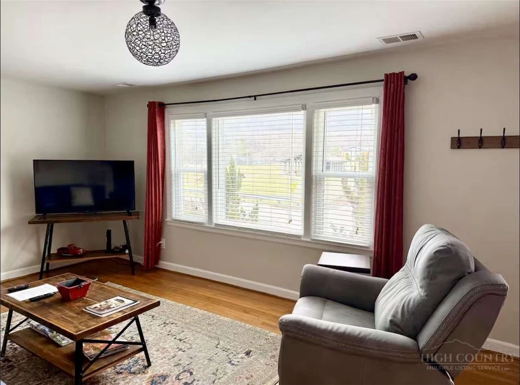 Image number 10 for the current listing