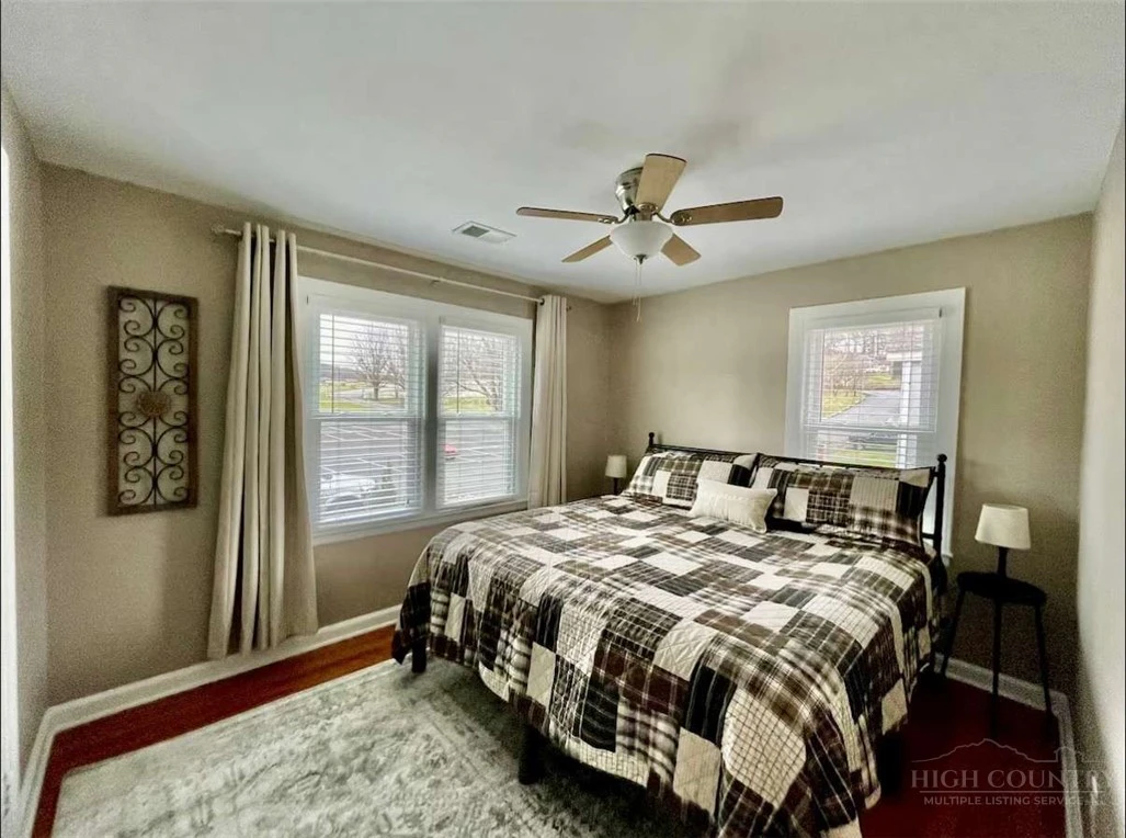 Image number 15 for the current listing