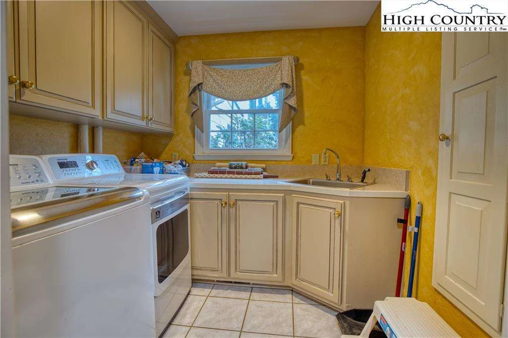 Image number 19 for the current listing