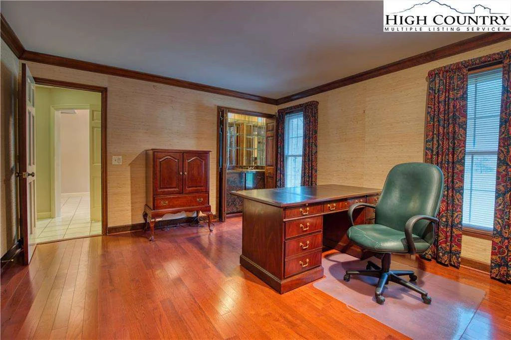 Image number 10 for the current listing