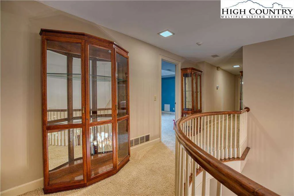 Image number 4 for the current listing