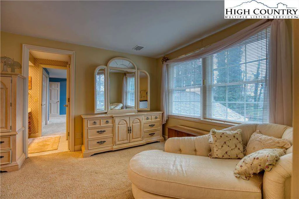Image number 5 for the current listing