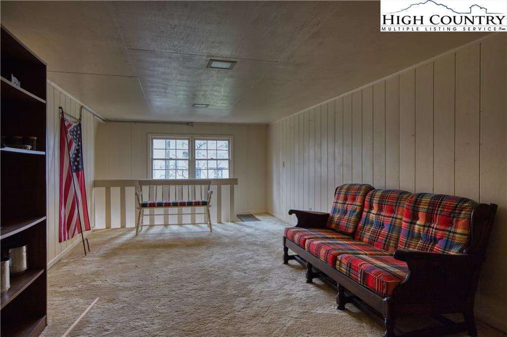 Image number 13 for the current listing