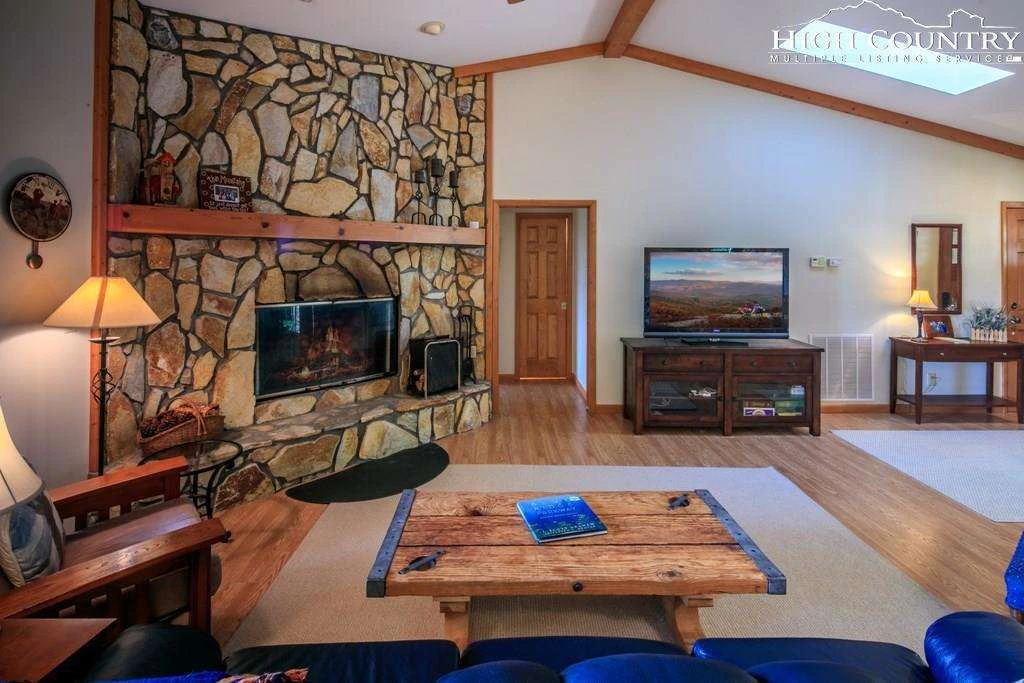 Image number 11 for the current listing