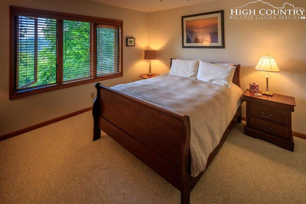 Image number 3 for the current listing