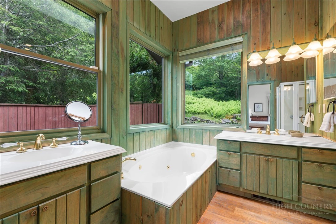 Image number 14 for the current listing