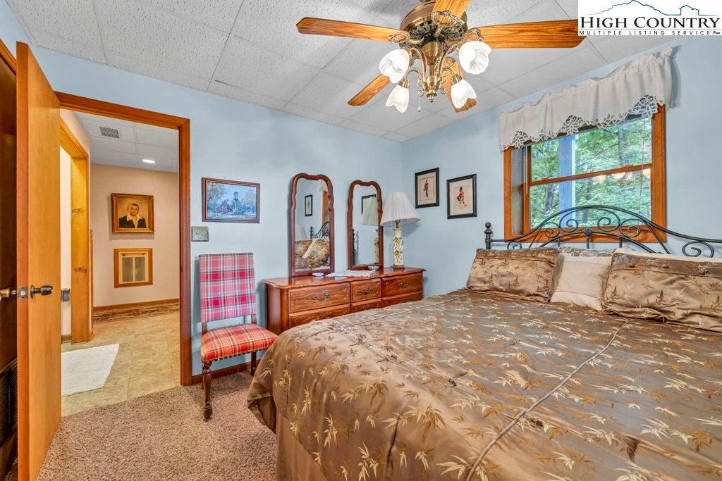 Image number 4 for the current listing