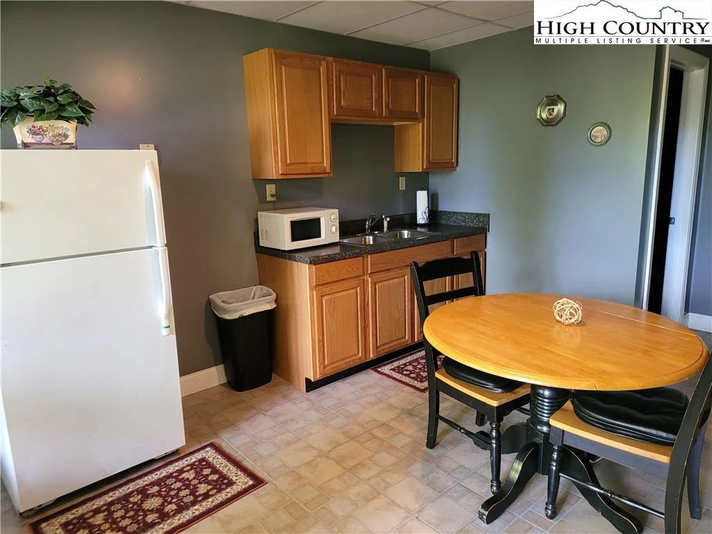 Image number 5 for the current listing