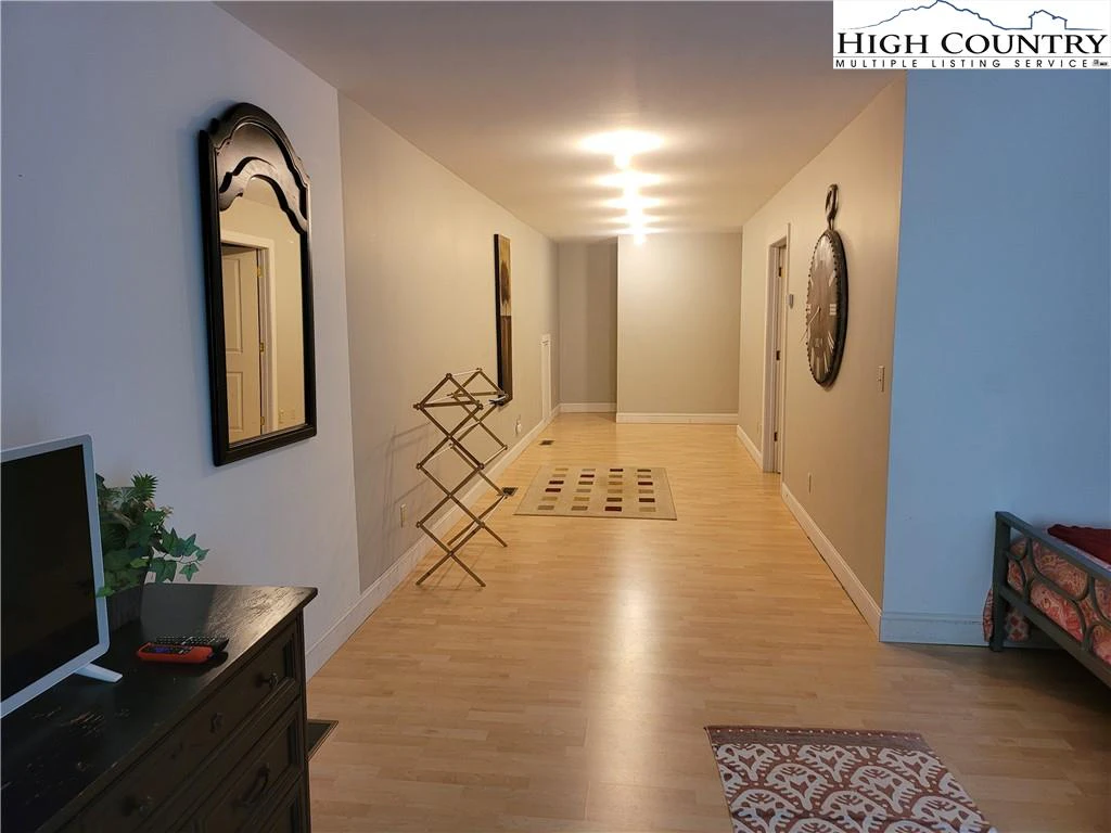 Image number 9 for the current listing